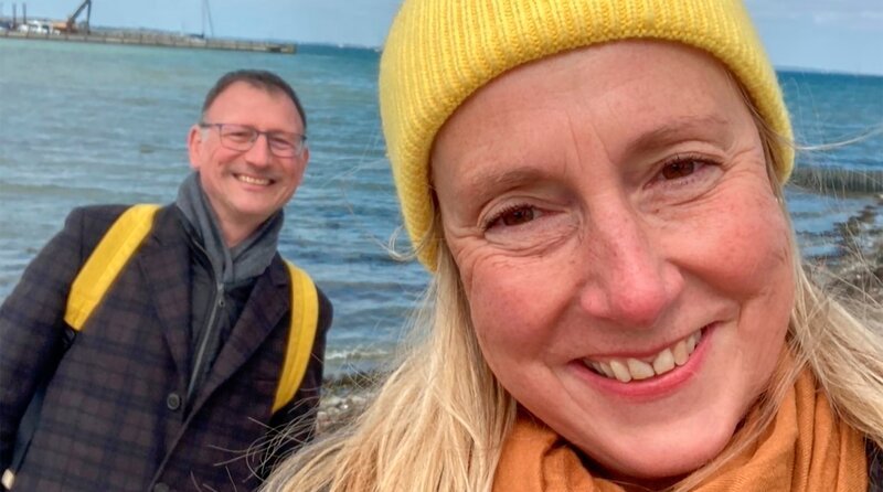 Das Leben von Claudia und ihrem Mann Uwe hat sich dramatisch verändert. Er erhält die Diagnose ALS. Die Nervenkrankheit ist unheilbar. Uwes Zustand verschlechtert sich rasant. Eine Herausforderung für Claudia, die ihn bei allen Entscheidungen unterstützt und bis zuletzt an seiner Seite ist: beim letzten Gleitschirmflug, dem Einzug ins Hospiz, bei seinem Tod. Und darüber hinaus. – Claudia Finke mit Ehemann Uwe Korous – Bild: rbb