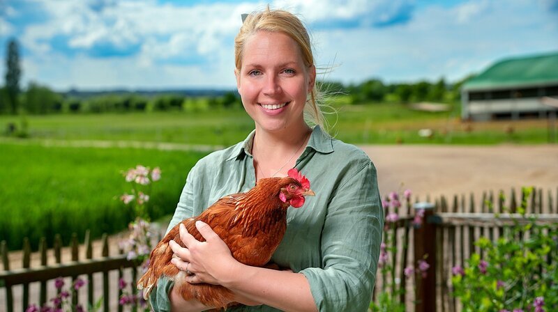 Landwirtin Anna Propp. Sie empfängt ihre Gäste auf ihrem Hühnerhof im mecklenburgischen Selow. – Bild: NDR/​Doclights/​Marc Vorwerk