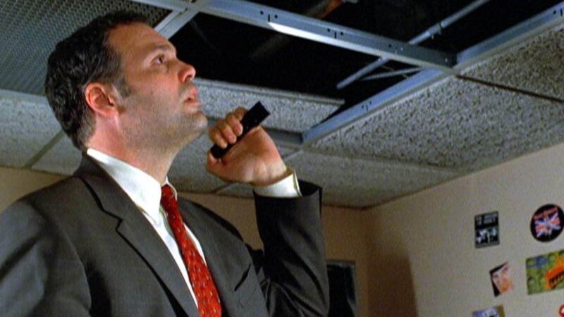 Detective Goren (Vincent D’Onofrio) nimmt das Zimmer des Opfers einmal genauer unter die Lupe. – Bild: TVNOW