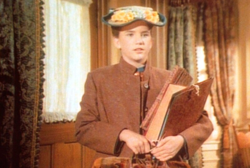 Laura (Melissa Gilbert) wird bald 16, und deshalb darf sie, als die Lehrerin des Nachbardorfs erkrankt, für diese einspringen. Überglücklich präsentiert sie sich ihren Schülern. – Bild: Sat.1 Gold