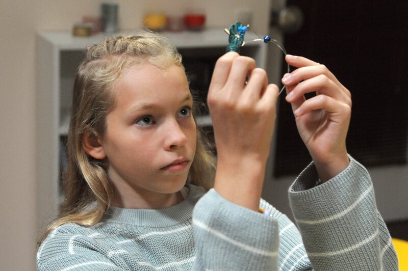 Franzi (Mia Löffler, KLD) bastelt wenig motiviert einen Schlüsselanhänger. – Bild: Marco Orlando Pichler /​ BR