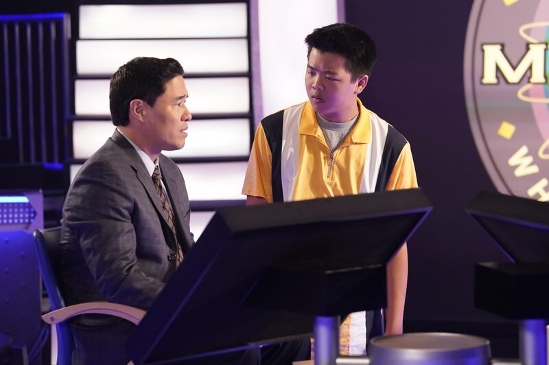 Louis Huang (Randall Park, l.); Eddie Huang (Hudson Yang, r.) – Bild: American Broadcasting Companies /​ Mitch Haaseth