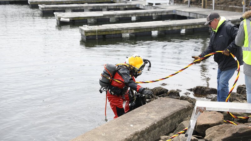 Rick Simons Team zieht ihn in New London, CT, mit einer Leine aus dem Wasser. – Bild: Warner Bros. Discovery, Inc.