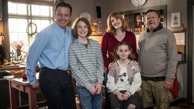 Von links: Martin (Henrik Vestergaard), Luca (Sander Løkke Borg), Malou (Julia Agnete Vang), Rita (Selma Kjær Kuscu, vorne) und Jens (Ulver Skuli Abildgaard) stehen in der Küche. – Bild: BR/​TV 2 Denmark, Cosmo Film/​Per Arnesen