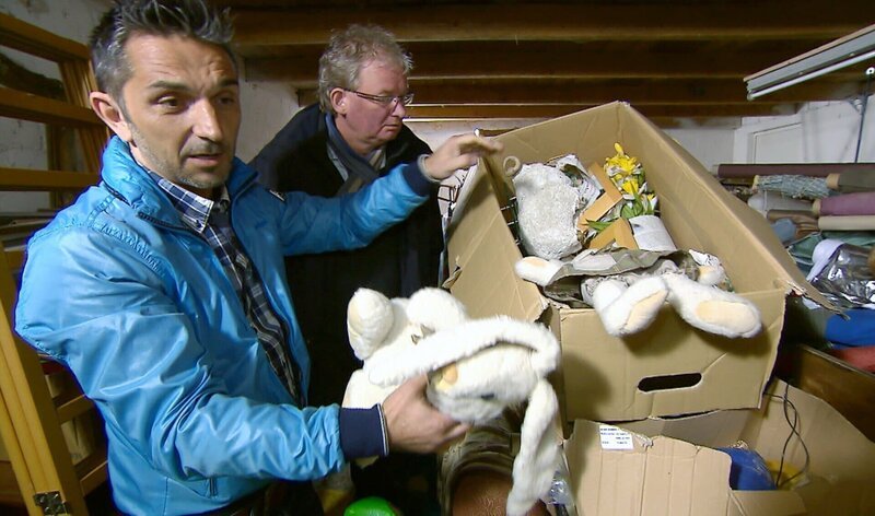 Trödelprofi Mauro Corradino (li.) kann es nicht fassen, wie vollgestopft die Lagerhalle von Rolf (re.) und Sabine ist – Bild: RTL II