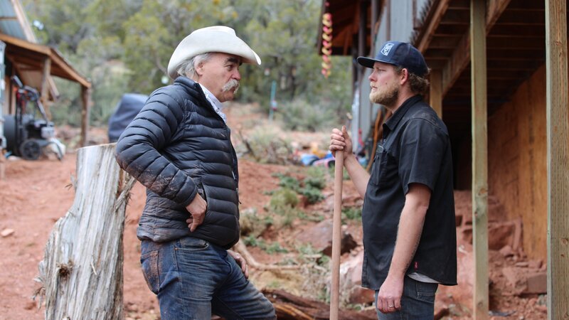 Marty Raney (l.) talking to Daniel B. – Bild: Warner Bros. Discovery, Inc. or its subsidiaries and affiliates