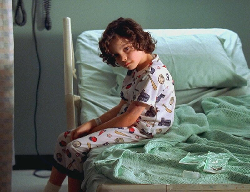 Der kleine Sam (Max Burkholder) ist stark traumatisiert: Er war Zeuge eines brutalen Mordes. – Bild: RTL