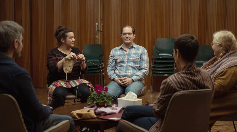 Und dann steht einer auf und öffnet das Fenster – Bild: ARD Degeto/​Nadja Klier