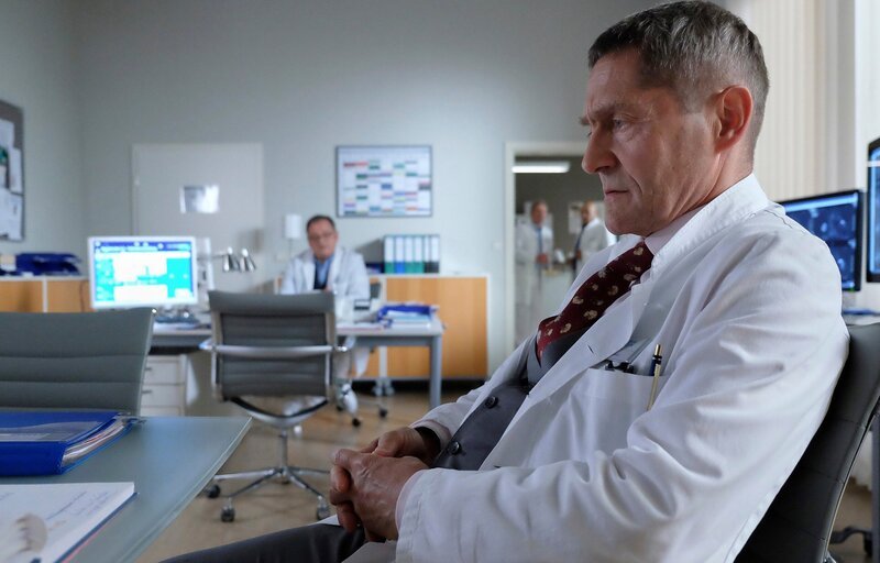 Dr. Kaminski beschäftigt die Geschichte einer Patientin. Sie ist Escort-Girl und hat sich in einen älteren Mann verliebt; nun wartet sie darauf, dass er seine Frau verlässt. – Bild: MDR/​Sebastian Kiss