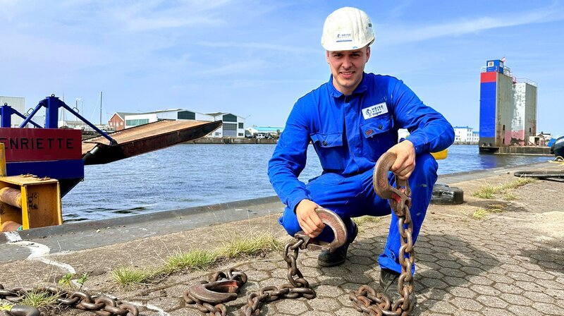 Schiffsbauer David Wagner und sein Team benutzen zum ersten mal das neue Schwimmdock. – Bild: NDR/​Kamera Zwei