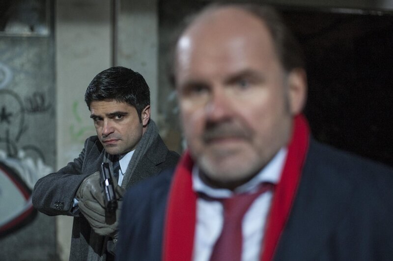 Andreas (Maximilian Grill, l.) macht Ansgar Körting (August Schmölzer, r.) einen gewaltigen Strich durch die Rechnung … – Bild: SAT.1 /​ Martin Rottenkolber