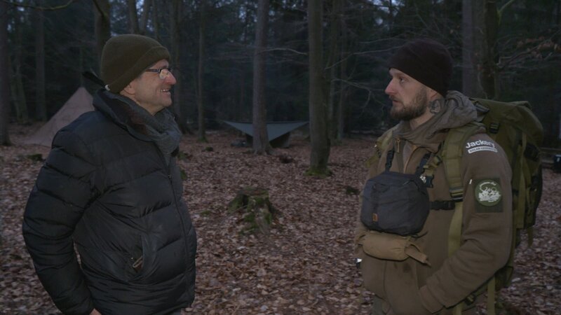 Reporter Marcus Worschech (l.) trifft auf Campchef Justin Kay. – Bild: RTL /​ solisTV /​ Kampf gegen die Kälte – Survival im Winterbiwak