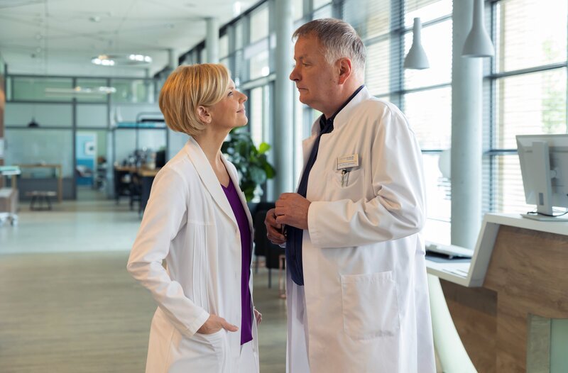 Dr. Ina Schulte (Isabell Gerschke) und Dr. Philipp Brentano (Thomas Koch) haben gerade erfahren, dass Sarah Marquardt und Philipps Frau Arzu mit einer Hochschwangeren im Fahrstuhl stecken geblieben sind. – Bild: MDR/​Saxonia Media/​Rudolf Wernicke