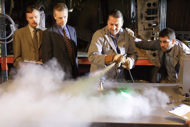 Von Technikern und Ingenieuren durchgeführte Tests. – Bild: PLURIMEDIA (Cineflix)