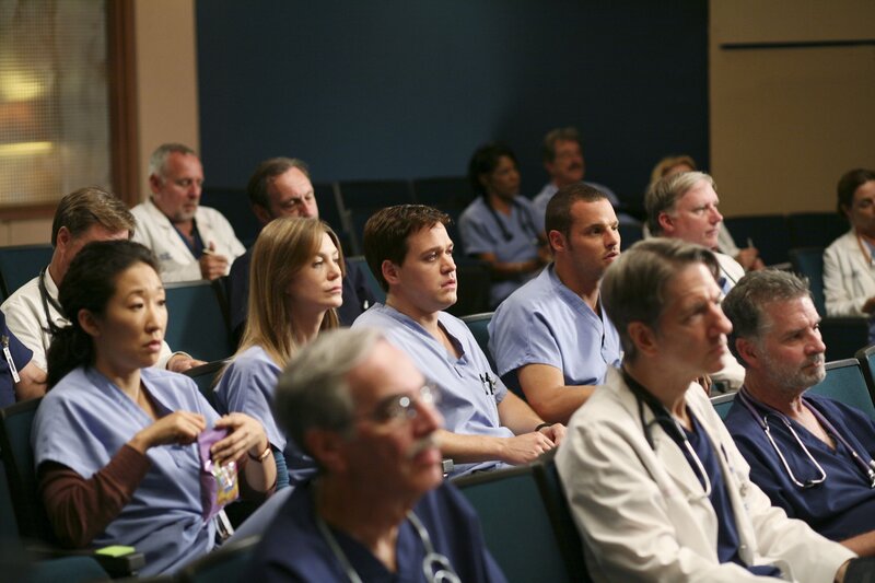 (mittlere Reihe v.l.n.r.) Cristina (Sandra Oh), Meredith (Ellen Pompeo), George (T. R. Knight) und Alex (Justin Chambers) werden von Bailey gebeten, bei der Morbidity and Mortality Conference teilzunehmen – hier werden alle Fälle diskutiert, in denen ein Mensch während seines Krankenhausaufenthalts zu Tode gekommen ist. Was die Gruppe allerdings nicht weiß ist, dass dort der Tod von Denny diskutiert wird … – Bild: American Broadcasting Companies, Inc.