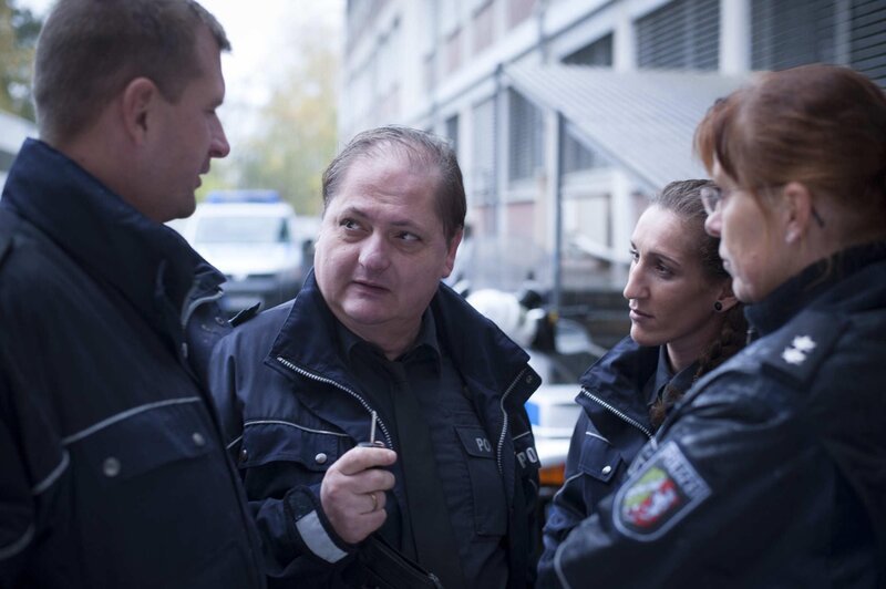 Als Mick einen Einsatz versaut, wird er dazu strafversetzt mit dem Paragrafenreiter Udo Bickenberg (Jürgen Tarrach, 2.v.l.) auf Streife zu gehen. Kann das gutgehen? – Bild: SAT.1 /​ Martin Rottenkolber