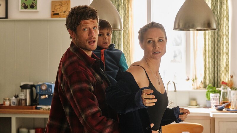 Das Elternpaar erhält schockierende Nachrichten über ihr Kind: James Norton als Pete Riley, Niamh Algar als Maddie Riley. – Bild: SRF/​Studiocanal /​ Joss Barratt