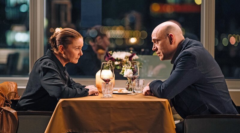 Date oder Ermittlung? Anne (Lina Wendel, li) und Kommissar Eisner (Robert Dölle, re) scheinen sich in diesem Punkt nicht ganz einig zu sein. – Bild: WDR/​Martin Rottenkolber