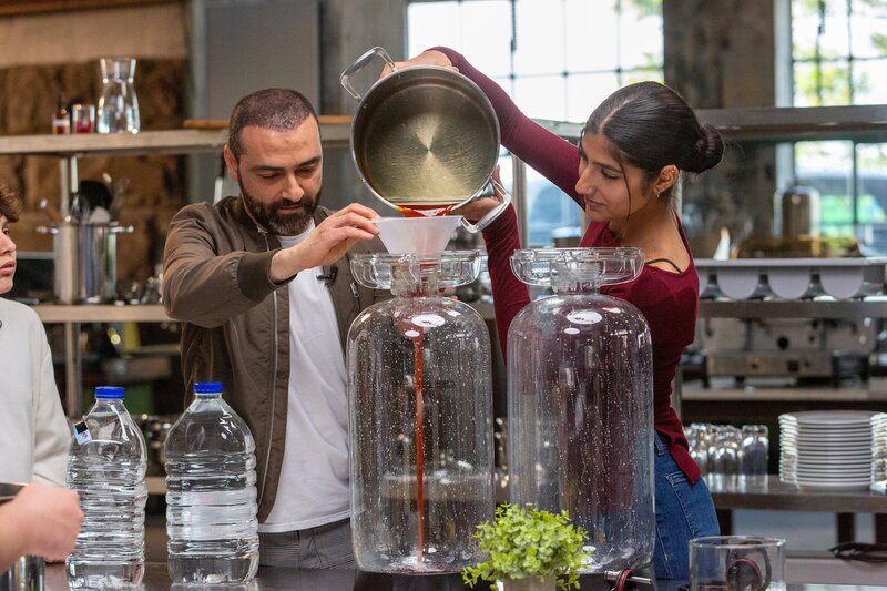 Sebastian Lege zeigt den Schülerinnen und Schülern der Katharina-Henoth-Gesamtschule in Köln wie man einen leckeren, selbstgemachten Eistee zubereitet. – Bild: ZDF/​Katja Inderka