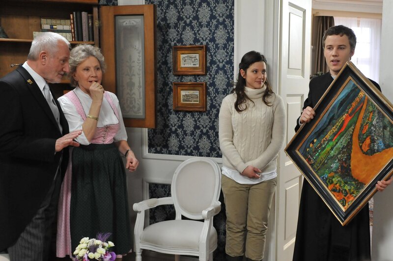 (v.l.n.r.) Alfons (Sepp Schauer); Hildegard (Antje Hagen); Kira (Mareike Lindenmeyer); Martin (David Paryla) – Bild: Ann Paur