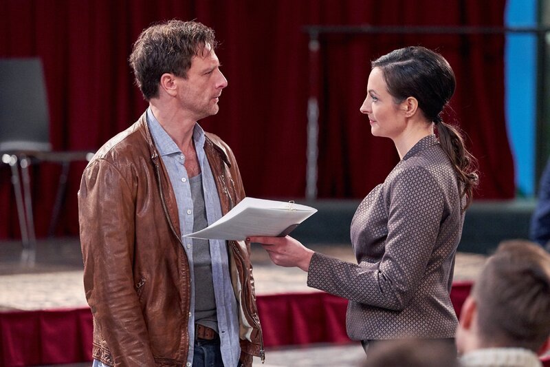 Schulamtsmitarbeiterin Julia Mai (Dagny Dewath) möchte nichts dem Zufall überlassen und gibt Stefan Vollmer (Hendrik Duryn) das Manuskript für seine Rede. – Bild: MG RTL D /​ Frank Dicks