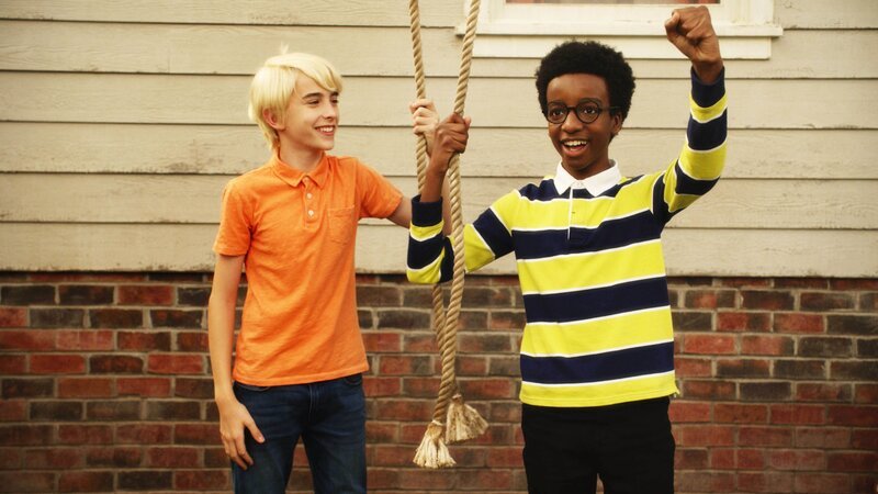 Clyde (Jahzir Bruno) (r.) tritt an Lincolns (Wolfgang Cecil Schaeffer) Stelle und übernimmt dessen Aufgaben in der Familie. – Bild: SUPER RTL /​ Chaos Clyde