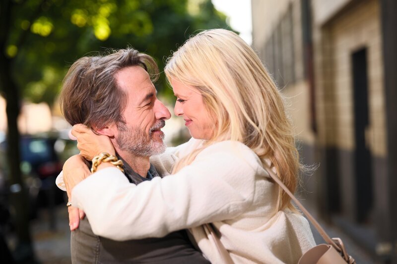 Patrizia (Miriam Lahnstein) entscheidet, einen Weg für ihr Glück zu finden. Links Jori (Guido Broscheit). – Bild: RTL /​ Stefan Behrens /​ Entscheidung aus Liebe