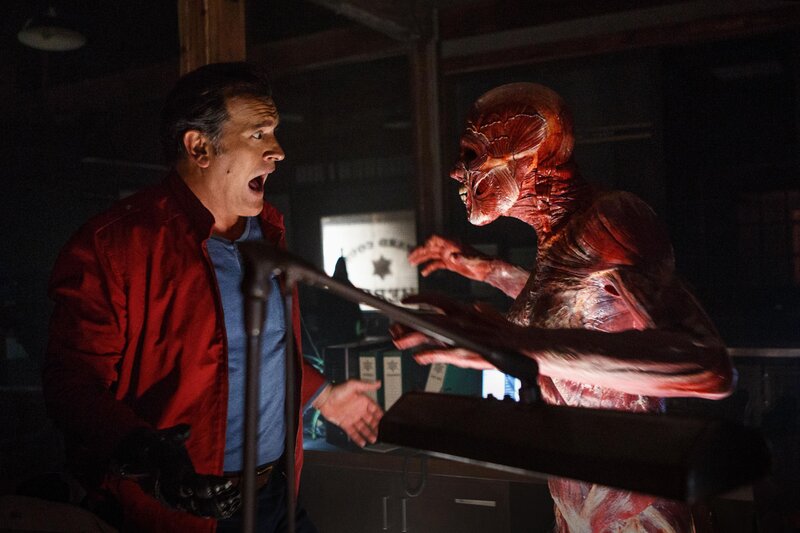 Ash Williams (Bruce Campbell), Dämon. – Bild: Starz Entertainment, LLC /​ Matt Klitscher