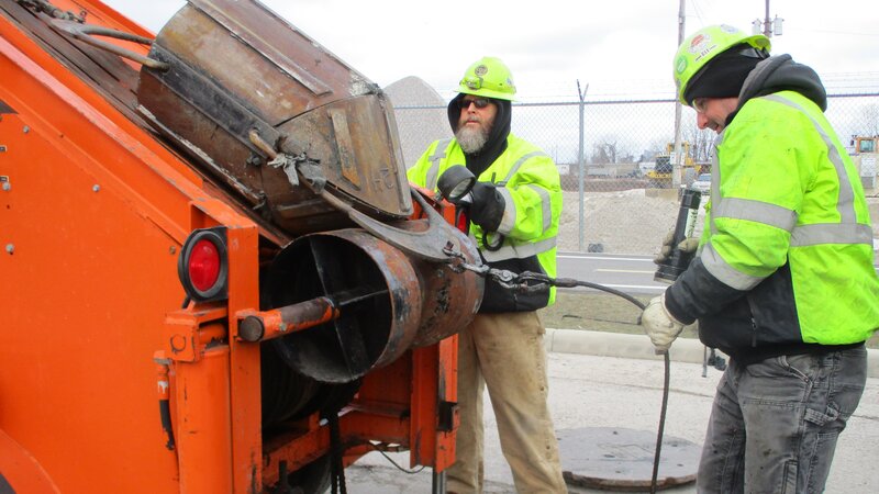 L-R: Todd Andexler und Josh Jeffi kratzen in Cleveland, OH, eine Schmutzschicht ab, die sich auf ihrer Verstopfung gebildet hat. – Bild: Warner Bros. Discovery, Inc. or its subsidiaries and affiliates