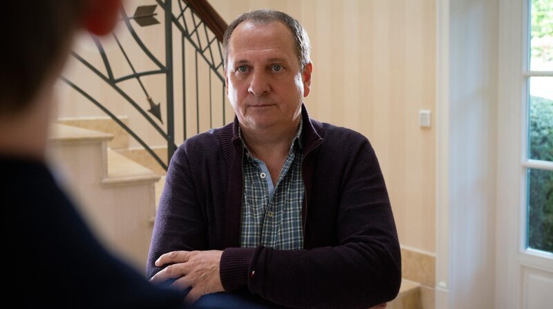 Bei einem illegalen Autorennen kommt der junge Raser Mirko Weber ums Leben. Sein Wagen wird bei hoher Geschwindigkeit aus der Kurve geschleudert und kracht ungebremst in ein Waldstück. Die Lübecker Kommissare ermitteln wegen Mord und befragen Hannes Lemmberg (Thomas Kügel). – Bild: Sat.1 emotions