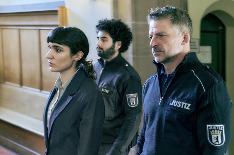 Layla Rekabi (Maral Keshavarz, li.) muss sich vor Gericht für ihre Aggression gegen einen Kollegen verantworten. – Bild: ZDF /​ Nik Konietzny