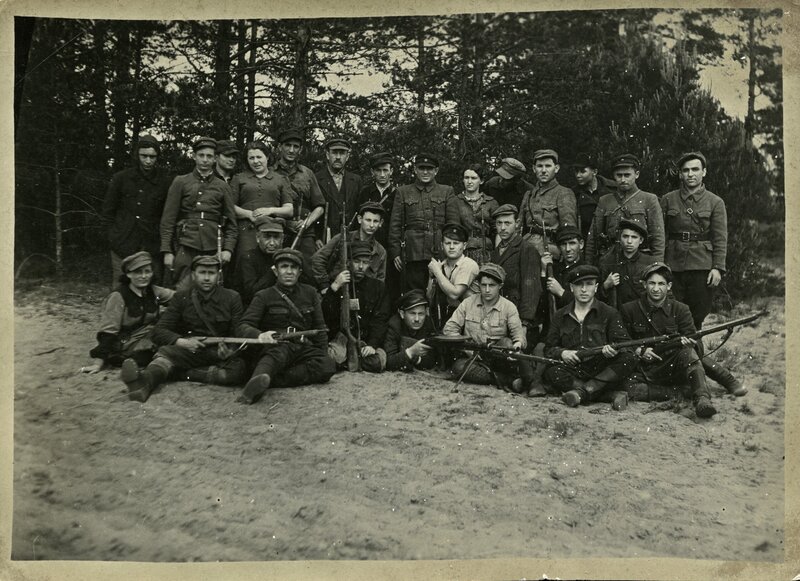 Jüdische Partisanen unter Führung der Bielski-Brüder kämpfen in den Wäldern des heutigen Belarus gegen die deutsche Besatzungsmacht im Zweiten Weltkrieg. – Bild: Yad Vashem Photo Archive /​ ZDF und Yad Vashem Photo Archive