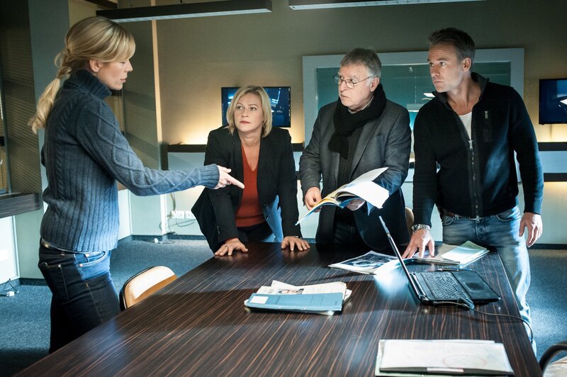 Ina Zimmermann (Melanie Marschke), Dagmar Schnee (Petra Kleinert), Hajo Trautzschke (Andreas Schmidt-Schaller) und Jan Maybach (Marco Girnth). – Bild: ZDF /​ Bernd Cramer