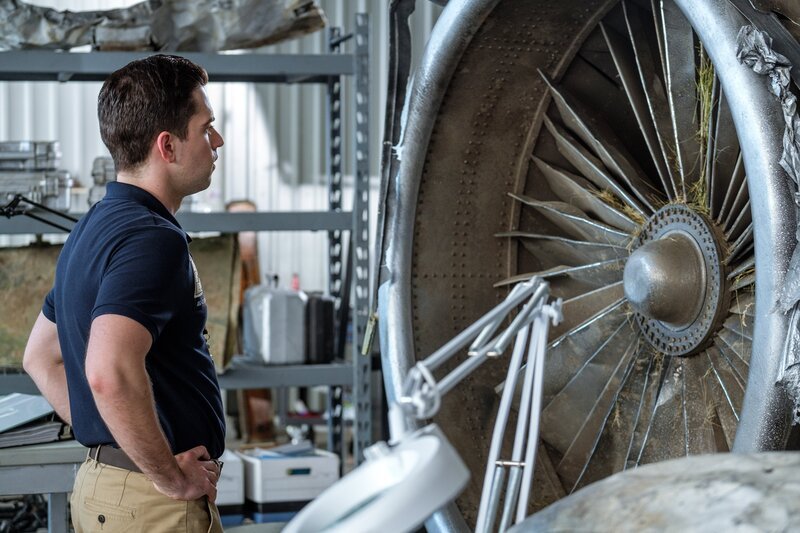 Brantford, Ontario, Canada – Investigator Echeverri (played by Isaiah Kolundzic) studies the remains of Aires Flight 8250. – Bild: Darren Goldstein /​ Cineflix 2019 /​ Cineflix 2019/​Darren Goldstein