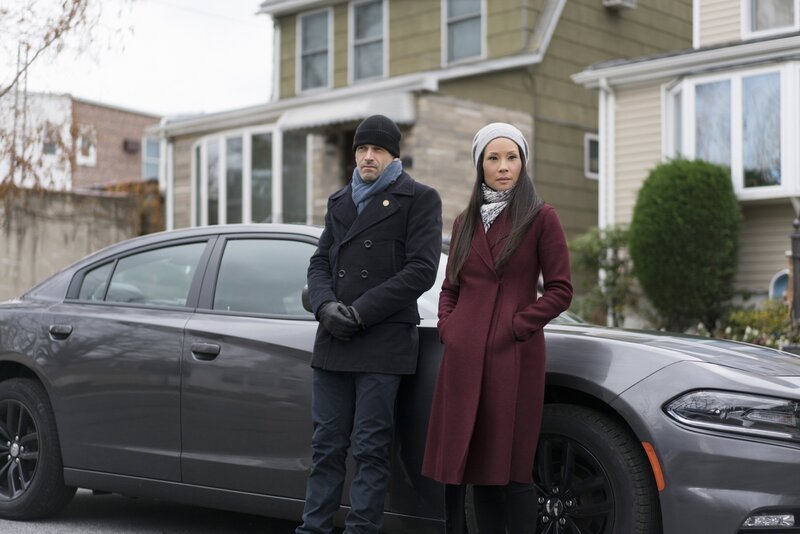 Holmes (Jonny Lee Miller, l.) und Watson (Lucy Liu, r.) müssen eine Frau finden, die jahrelang gefangen gehalten wird. – Bild: PLURIMEDIA (CBS Broadcasting Inc.)