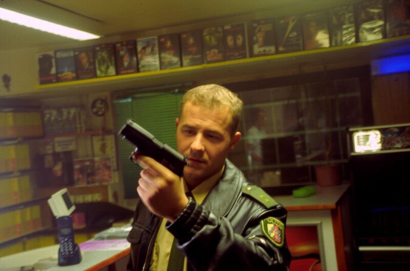 Die 18-jährige Marie ist auf dem nächtlichen Heimweg von einer Videothek verschwunden. Polizeimeister Winter (Willi Herren) sucht in der Videothek nach Spuren. – Bild: Sat.1 emotions