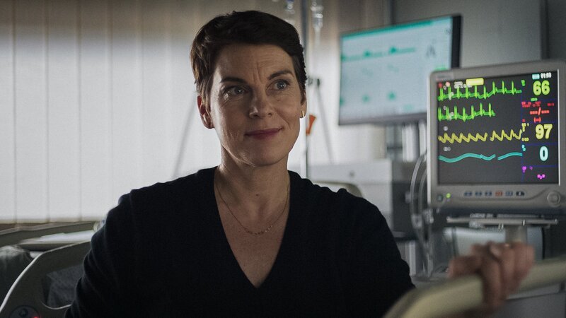 Dr. Angela Saad (Victoria Mayer) besucht einen Patienten. – Bild: X Filme/​Lars Petersen /​ ZDF