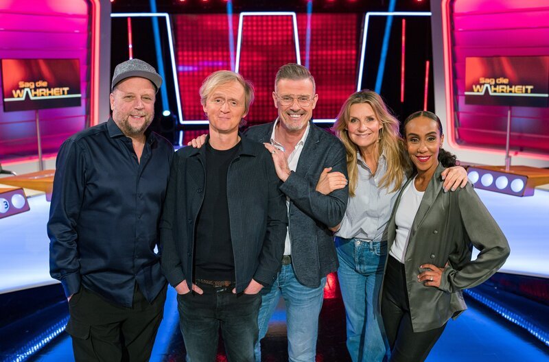 SWR SAG DIE WAHRHEIT, „Die SWR-Rateshow“. Ratespiel mit Spaß und Schwindel, v.li.n.r.: Smudo, Pierre M. Krause, Michael Antwerpes, Kim Fisher und Hadnet Tesfai. – Bild: SWR/​Christian Koch