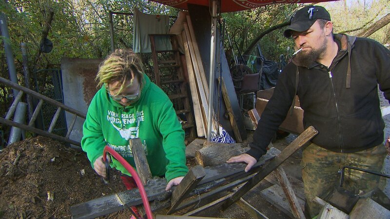 Lausi (li.) und Paddy wollen ihre Hütten winterfest machen. – Bild: RTLZWEI