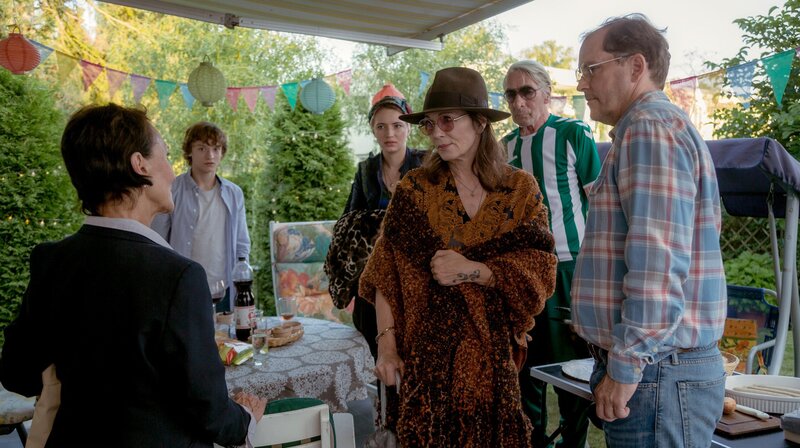 Und dann steht einer auf und öffnet das Fenster – Bild: ARD Degeto/​Hagen Bogdanski