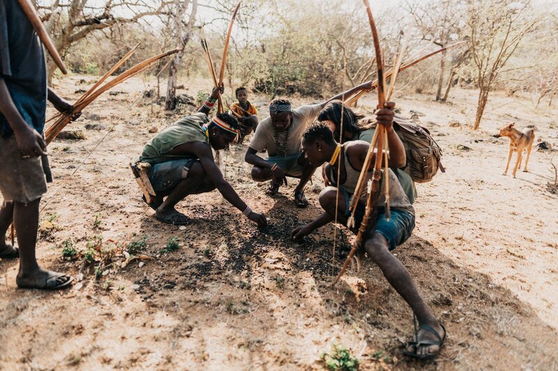 Moderatorin Eva mit einer Gruppe von Hadza-Jägern und -Sammlern. – Bild: NGC NETWORK US, LLC/​Josh Monie