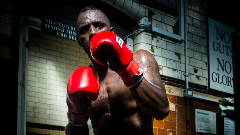 Idris Elba wärmt sich vor seinem ersten Kampf im Repton Club in London auf. – Bild: Discovery Communications /​ Morgan White