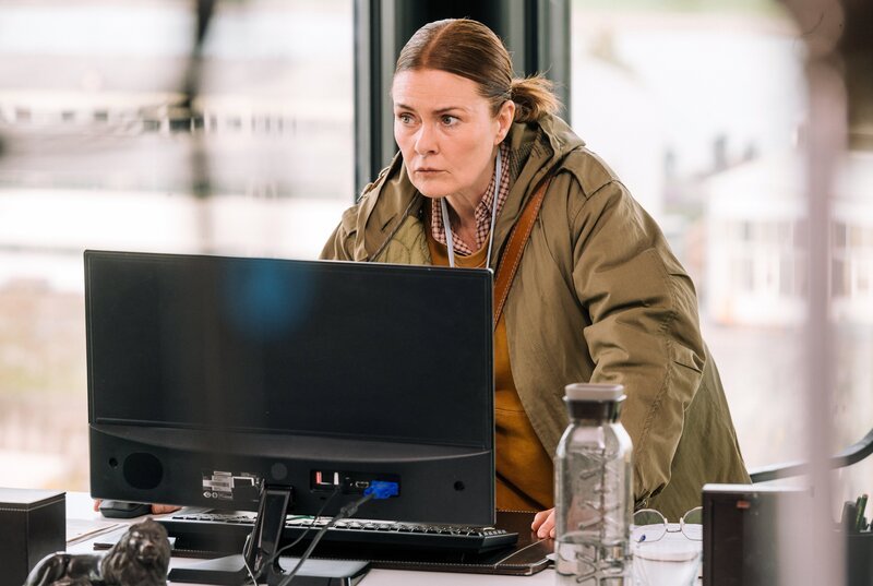 Anne Marie Fuchs (Lina Wendel) besorgt sich am PC des Toten fallrelevante Informationen. – Bild: WDR/​Martin Rottenkolber