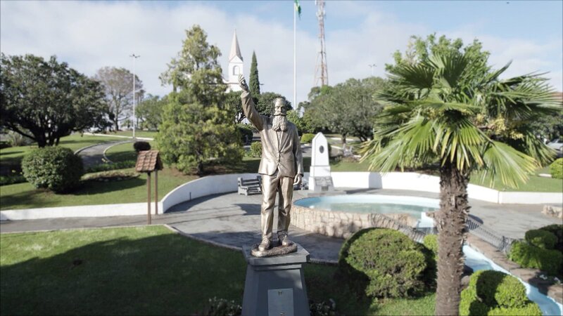 Dorfansicht rund um den „Andreas Thaler Platz“, Denkmal zu Ehren des Stadtgründers von „Treze Tílias“ Andreas Thaler. – Bild: ORF/​Eduardo Duwe