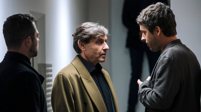 Boris Sokolow (Mark Zak, Mitte) setzt Patrick Höfel (Kai Albrecht, re) unter Druck, seinen Schwager zu finden und auszuliefern. – Bild: WDR/​Martin Rottenkolber