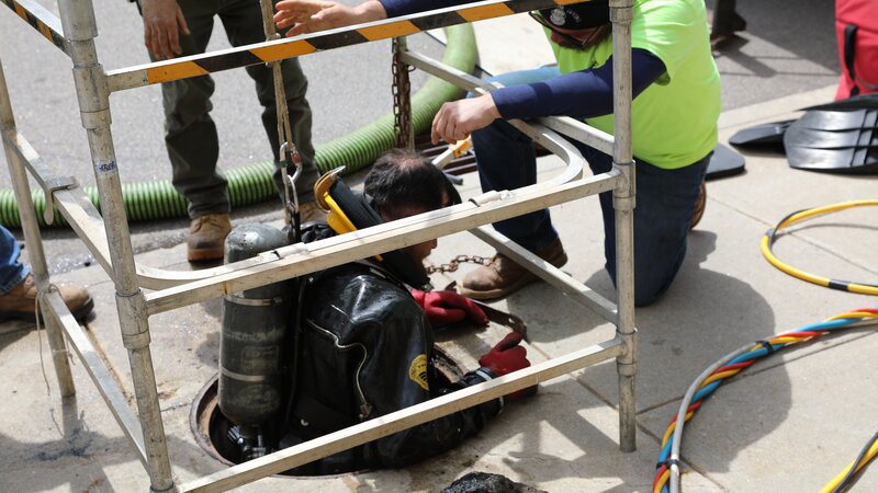 Rick Simon hilft Eric Rodina, von seinem Tauchgang in New London, CT, hochzukommen. – Bild: Warner Bros. Discovery, Inc. or its subsidiaries and affiliates