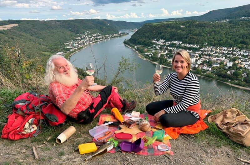 Unterwegs erfährt Judith Rakers von „Wanderpapst“ Erwin Schottler das Geheimnis des richtigen Gehens. – Bild: WDR/​Bavaria Entertainment GmbH/​Sarina Zillingers