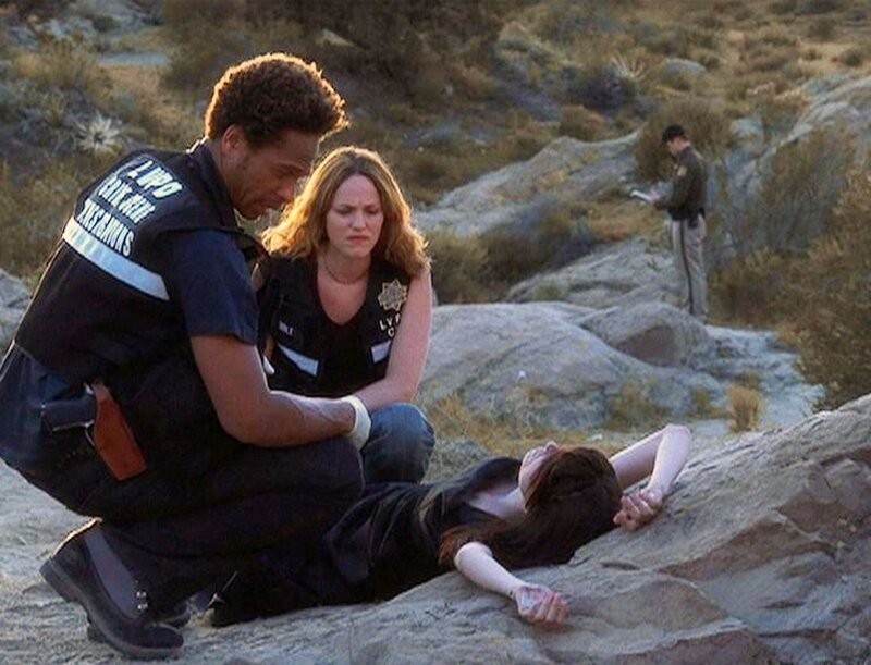 In der Wüste finden Warrick (Gary Dourdan) und Sara (Jorja Fox, 2.v.l.) die Leiche eines jungen Mannes und eine Meile entfernt, die Leiche einer jungen Frau (Jill Noel). Beide sind festlich gekleidet und auf Decken gebettet. – Bild: MG RTL D /​ CBS