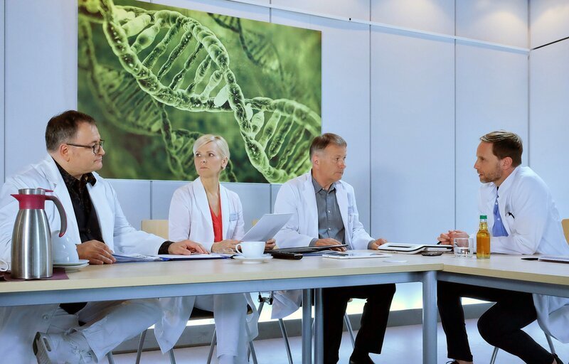 Philipp Brentano (Thomas Koch, li.) und Kai Hoffmann (Julian Weigend, re.) werden auf ihrer morgendlichen Joggingrunde fast von einem Auto überfahren. – Bild: MDR/​Sebastian Kiss