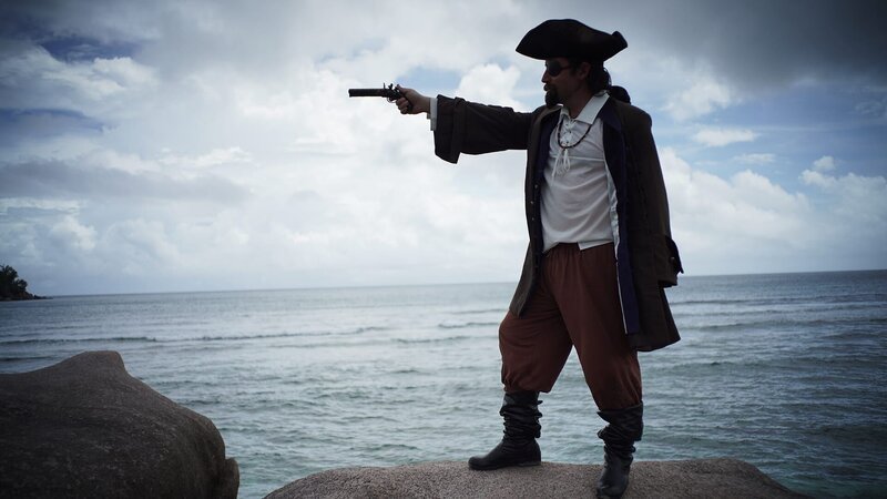 In a recreation, La Buse points his gun in the pirate paradise of the Indian Ocean. – Bild: Discovery